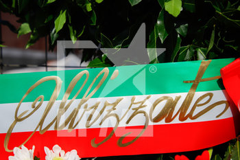 2020-07-24 - A un mese dal crollo il Comune di Albizzate ha proclamato una giornata di lutto cittadino. La commemorazione si è aperta con la posa delle corone di fiori in via Marconi - ALBIZZATE SI STRINGE ALLA FAMIGLIA HANNACH IN RICORDO DELLE VITTIME DEL CROLLO - NEWS - CHRONICLE