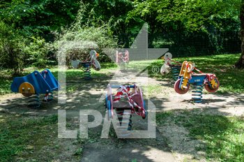 2020-05-28 - Giochi a dondolo del Parco Suardi di Bergamo ancora transennati durante la Fase 2 - AREA GIOCHI DEL PARCO SUARDI ANCORA TRANSENNATA - NEWS - PLACES