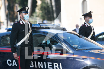 2020-06-02 - Carabinieri durante l'Inno d'Italia - PASSAGGIO DELLE FRECCE TRICOLORI SULL' ALTARE DELLA PATRIA - REPORTAGE - EVENTS