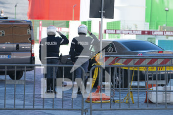 2020-06-02 - Polizia durante l'Inno d'Italia - PASSAGGIO DELLE FRECCE TRICOLORI SULL' ALTARE DELLA PATRIA - REPORTAGE - EVENTS