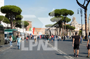 2020-06-02 - Gente accorsa per vedere le celebrazioni del 2 giugno a piazza Venezia a Roma - PASSAGGIO DELLE FRECCE TRICOLORI SULL' ALTARE DELLA PATRIA - REPORTAGE - EVENTS
