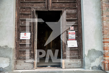 2020-06-05 - Segnaletica affissa sulle porte di accesso al Santuario - MISURE DI DISTANZIAMENTO SOCIALE DURANTE LA FASE 2 DELL'EMERGENZA CORONAVIRUS - NEWS - HEALTH