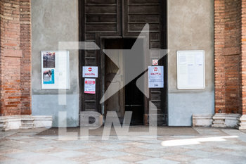 2020-06-05 - Segnaletica affissa sulle porte di accesso al Santuario - MISURE DI DISTANZIAMENTO SOCIALE DURANTE LA FASE 2 DELL'EMERGENZA CORONAVIRUS - NEWS - HEALTH