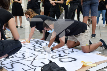 2020-06-06 - Manifestanti preparano lo striscione per la manifestazione - "I CAN'T BREATHE" - FLASH MOB PER LA MORTE DI GEORGE FLOYD - NEWS - SOCIETY