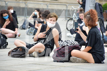 2020-06-06 - Manifestanti sedute in piazza Castello a Torino - "I CAN'T BREATHE" - FLASH MOB PER LA MORTE DI GEORGE FLOYD - NEWS - SOCIETY