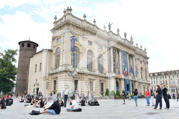 2020-06-06 - I maniestanti sotto Palazzo Madama a Torino - "I CAN'T BREATHE" - FLASH MOB PER LA MORTE DI GEORGE FLOYD - NEWS - SOCIETY