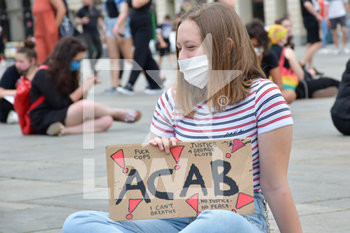 2020-06-06 - Manifestante mostra il cartello ACAB - "I CAN'T BREATHE" - FLASH MOB PER LA MORTE DI GEORGE FLOYD - NEWS - SOCIETY