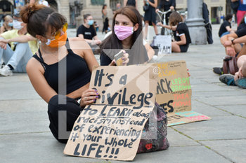 2020-06-06 - Manifestante espone cartello contro razzismo - "I CAN'T BREATHE" - FLASH MOB PER LA MORTE DI GEORGE FLOYD - NEWS - SOCIETY
