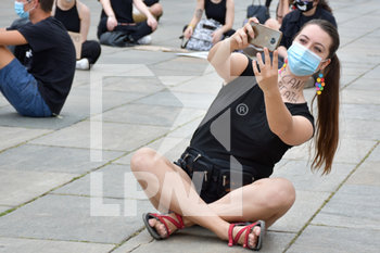 2020-06-06 - Manifestante fa un selfie - "I CAN'T BREATHE" - FLASH MOB PER LA MORTE DI GEORGE FLOYD - NEWS - SOCIETY
