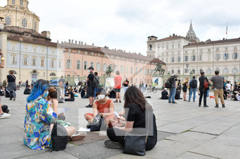 2020-06-06 - Manifestanti sedute di fronte a Palazzo Reale - "I CAN'T BREATHE" - FLASH MOB PER LA MORTE DI GEORGE FLOYD - NEWS - SOCIETY
