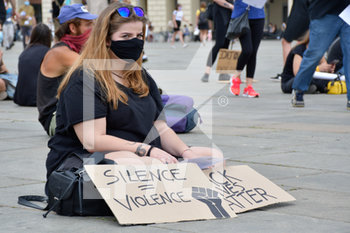 2020-06-06 - Manifestante espone cartello Silenzio = Violenza - "I CAN'T BREATHE" - FLASH MOB PER LA MORTE DI GEORGE FLOYD - NEWS - SOCIETY