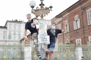 2020-06-06 - Manifetanti su un palo della luce appendono i cartelli della protesta - "I CAN'T BREATHE" - FLASH MOB PER LA MORTE DI GEORGE FLOYD - NEWS - SOCIETY