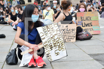 2020-06-06 - Manifestante rassegnata - "I CAN'T BREATHE" - FLASH MOB PER LA MORTE DI GEORGE FLOYD - NEWS - SOCIETY