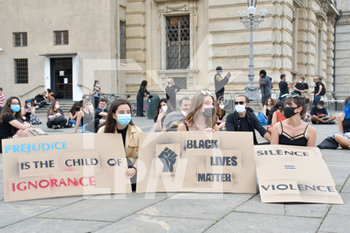 2020-06-06 - Manifestanti espongono lo slogan Black Lives Matter - "I CAN'T BREATHE" - FLASH MOB PER LA MORTE DI GEORGE FLOYD - NEWS - SOCIETY