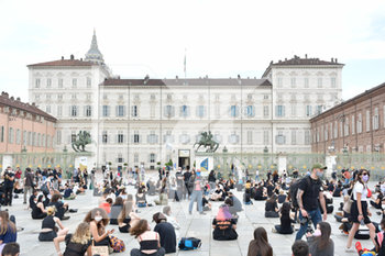 2020-06-06 - Manifestanti seduti di fronta al Palazzo Reale di Torino - "I CAN'T BREATHE" - FLASH MOB PER LA MORTE DI GEORGE FLOYD - NEWS - SOCIETY