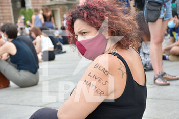 2020-06-06 - Una manifestante ha scritto sul braccio lo slogan Black Lives Matter - "I CAN'T BREATHE" - FLASH MOB PER LA MORTE DI GEORGE FLOYD - NEWS - SOCIETY