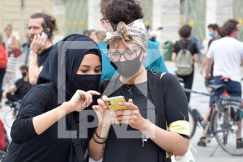 2020-06-06 - Manifestanti visualizzano il selfie appena fatto - "I CAN'T BREATHE" - FLASH MOB PER LA MORTE DI GEORGE FLOYD - NEWS - SOCIETY