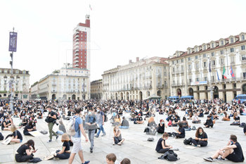 2020-06-06 - Manifestanti in piazza Castello a Torino di fronte alla torre Littoria - "I CAN'T BREATHE" - FLASH MOB PER LA MORTE DI GEORGE FLOYD - NEWS - SOCIETY
