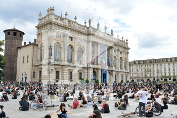 2020-06-06 - Manifestanti di fronte a Palazzo Madama - "I CAN'T BREATHE" - FLASH MOB PER LA MORTE DI GEORGE FLOYD - NEWS - SOCIETY