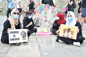 2020-06-06 - Manifestanti con chador - "I CAN'T BREATHE" - FLASH MOB PER LA MORTE DI GEORGE FLOYD - NEWS - SOCIETY