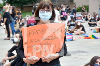 2020-06-06 - Manifestante protesta esponendo il suo cartello - "I CAN'T BREATHE" - FLASH MOB PER LA MORTE DI GEORGE FLOYD - NEWS - SOCIETY