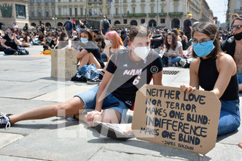 2020-06-06 - Manifestanti espongono cartello su indifferenza e razzismo - "I CAN'T BREATHE" - FLASH MOB PER LA MORTE DI GEORGE FLOYD - NEWS - SOCIETY