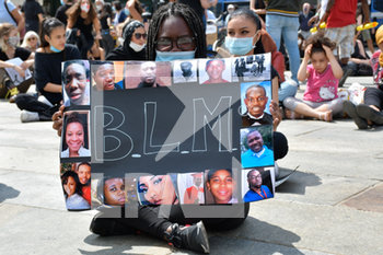 2020-06-06 - Manifestante espone cartello con foto di persone uccise per razzismo - "I CAN'T BREATHE" - FLASH MOB PER LA MORTE DI GEORGE FLOYD - NEWS - SOCIETY