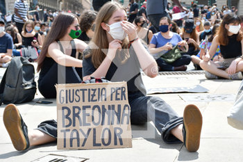 2020-06-06 - Manifestante chiede giustizia per Breonna Taylor - "I CAN'T BREATHE" - FLASH MOB PER LA MORTE DI GEORGE FLOYD - NEWS - SOCIETY