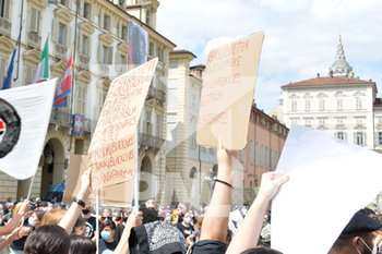2020-06-06 - Manifestanti innalzano i cartelli - "I CAN'T BREATHE" - FLASH MOB PER LA MORTE DI GEORGE FLOYD - NEWS - SOCIETY