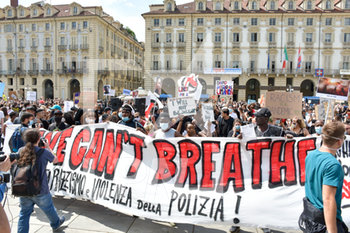 2020-06-06 - Manifestanti in corteo espongono lo striscione I can't breathe - "I CAN'T BREATHE" - FLASH MOB PER LA MORTE DI GEORGE FLOYD - NEWS - SOCIETY