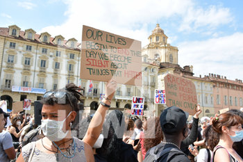 2020-06-06 - Manifestanti mostrano cartelli - "I CAN'T BREATHE" - FLASH MOB PER LA MORTE DI GEORGE FLOYD - NEWS - SOCIETY