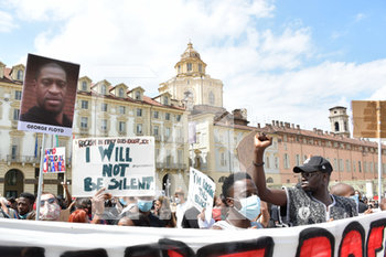 2020-06-06 - Manifestanti espongono la foto di George Floyd - "I CAN'T BREATHE" - FLASH MOB PER LA MORTE DI GEORGE FLOYD - NEWS - SOCIETY