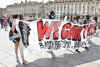 2020-06-06 - Manifestanti in corteo espongono lo striscione - "I CAN'T BREATHE" - FLASH MOB PER LA MORTE DI GEORGE FLOYD - NEWS - SOCIETY