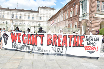 2020-06-06 - Manifestanti con striscione di fronte a Palazzo Reale - "I CAN'T BREATHE" - FLASH MOB PER LA MORTE DI GEORGE FLOYD - NEWS - SOCIETY