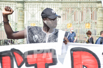 2020-06-06 - Manifestante alza il pugno in segno di protesta - "I CAN'T BREATHE" - FLASH MOB PER LA MORTE DI GEORGE FLOYD - NEWS - SOCIETY