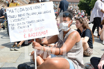 2020-06-06 - Manifestante protesta contro la discriminazione - "I CAN'T BREATHE" - FLASH MOB PER LA MORTE DI GEORGE FLOYD - NEWS - SOCIETY