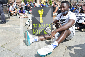 2020-06-06 - Manifestante espone cartello con pugno alzato - "I CAN'T BREATHE" - FLASH MOB PER LA MORTE DI GEORGE FLOYD - NEWS - SOCIETY