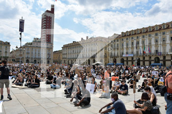 2020-06-06 - Manifestanti seduti in piazza Castello - "I CAN'T BREATHE" - FLASH MOB PER LA MORTE DI GEORGE FLOYD - NEWS - SOCIETY