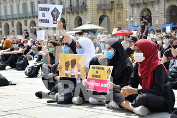 2020-06-06 - Manifestanti con chador - "I CAN'T BREATHE" - FLASH MOB PER LA MORTE DI GEORGE FLOYD - NEWS - SOCIETY