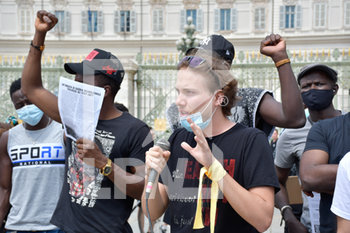 2020-06-06 - Manifestanti alzano il pugno in segno di protesta - "I CAN'T BREATHE" - FLASH MOB PER LA MORTE DI GEORGE FLOYD - NEWS - SOCIETY
