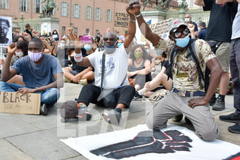 2020-06-06 - Manifestanti alzano il pugno in segno di protesta - "I CAN'T BREATHE" - FLASH MOB PER LA MORTE DI GEORGE FLOYD - NEWS - SOCIETY