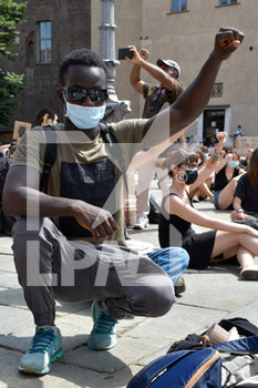2020-06-06 - Manifestante inginocchiato alza il pugno - "I CAN'T BREATHE" - FLASH MOB PER LA MORTE DI GEORGE FLOYD - NEWS - SOCIETY