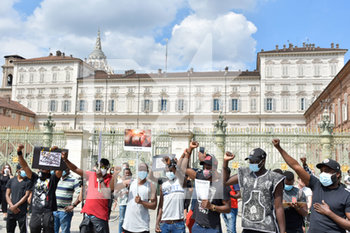 2020-06-06 - Manifestanti protestano davanti a Palazzo Reale - "I CAN'T BREATHE" - FLASH MOB PER LA MORTE DI GEORGE FLOYD - NEWS - SOCIETY