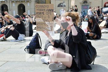 2020-06-06 - Manifestante vestita di nero alza il pugno - "I CAN'T BREATHE" - FLASH MOB PER LA MORTE DI GEORGE FLOYD - NEWS - SOCIETY