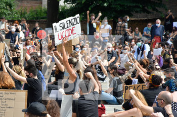 2020-06-06 - Manifestanti urlano 