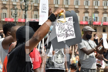 2020-06-06 - Manifestante mostra cartello con il nome di George Floyd - "I CAN'T BREATHE" - FLASH MOB PER LA MORTE DI GEORGE FLOYD - NEWS - SOCIETY