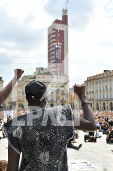 2020-06-06 - Manifestante alza il pugno in segno di protesta sotto la Torre Littoria - "I CAN'T BREATHE" - FLASH MOB PER LA MORTE DI GEORGE FLOYD - NEWS - SOCIETY