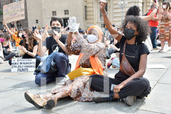 2020-06-06 - Manifestanti applaudono il comizio - "I CAN'T BREATHE" - FLASH MOB PER LA MORTE DI GEORGE FLOYD - NEWS - SOCIETY