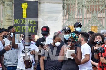 2020-06-06 - Manifestante legge libro con frasi anti razziste - "I CAN'T BREATHE" - FLASH MOB PER LA MORTE DI GEORGE FLOYD - NEWS - SOCIETY