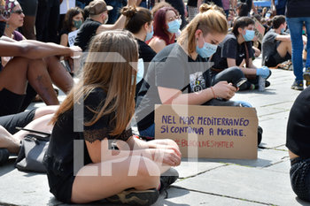 2020-06-06 - Manifestanti seduti ascoltano il comizio - "I CAN'T BREATHE" - FLASH MOB PER LA MORTE DI GEORGE FLOYD - NEWS - SOCIETY